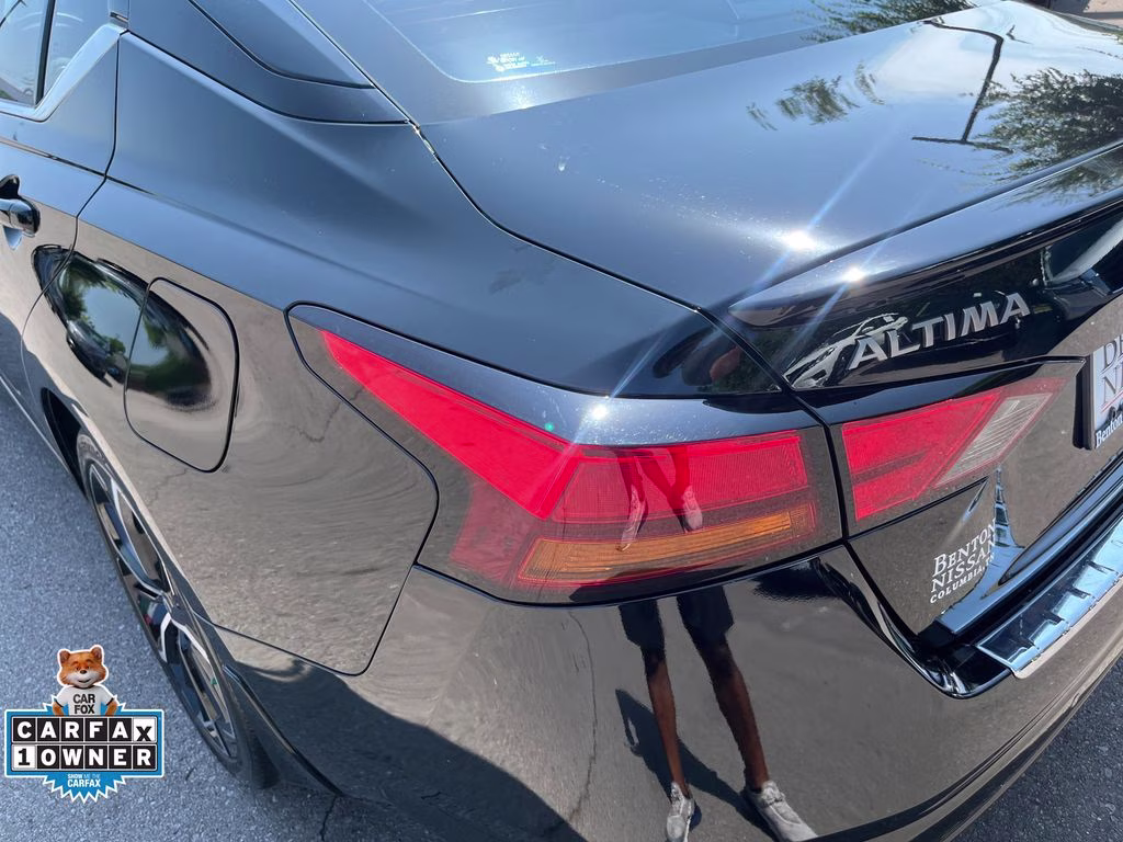 2023 Super Black Clearcoat Nissan Altima 2.5 SR FWD Sedan