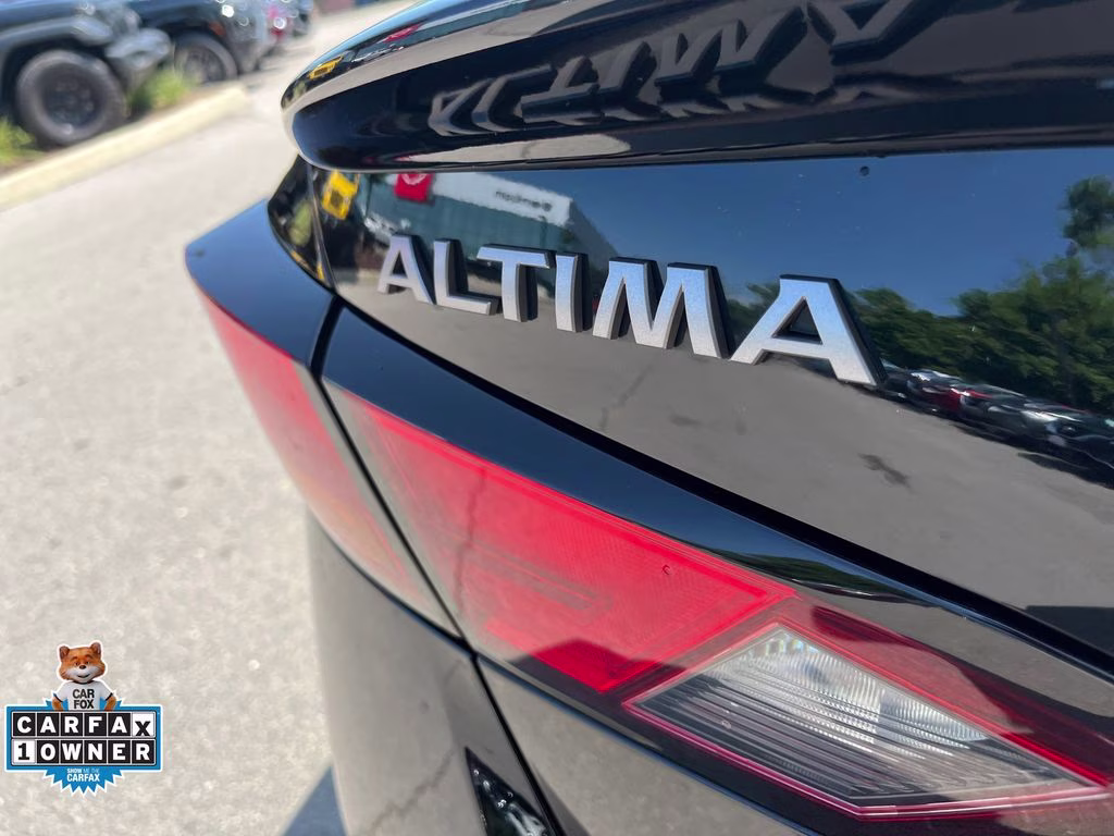 2023 Super Black Clearcoat Nissan Altima 2.5 SR FWD Sedan