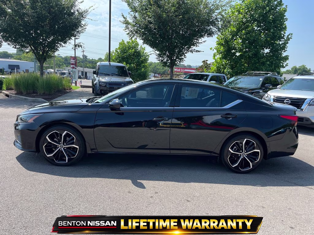 2023 Super Black Clearcoat Nissan Altima 2.5 SR FWD Sedan