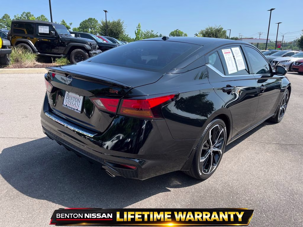 2023 Super Black Clearcoat Nissan Altima 2.5 SR FWD Sedan