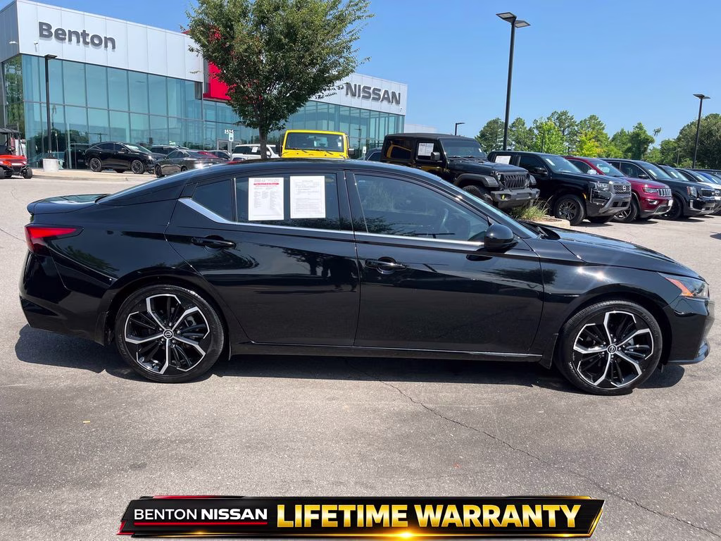 2023 Super Black Clearcoat Nissan Altima 2.5 SR FWD Sedan