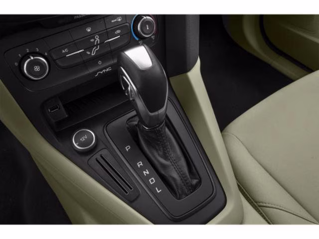 2018 Oxford White Ford Focus SE FWD Sedan