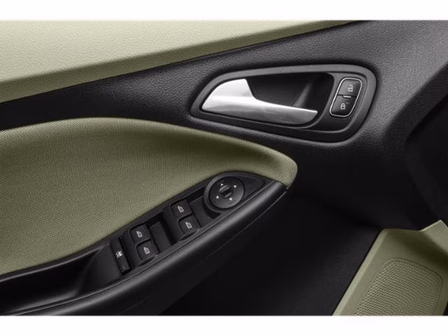 2018 Oxford White Ford Focus SE FWD Sedan