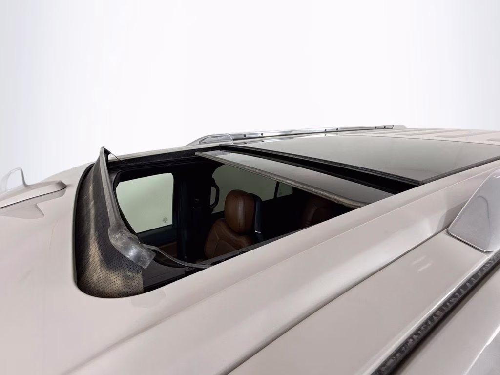 2022 Pearl Metallic Lincoln Navigator L Reserve 4X4 SUV
