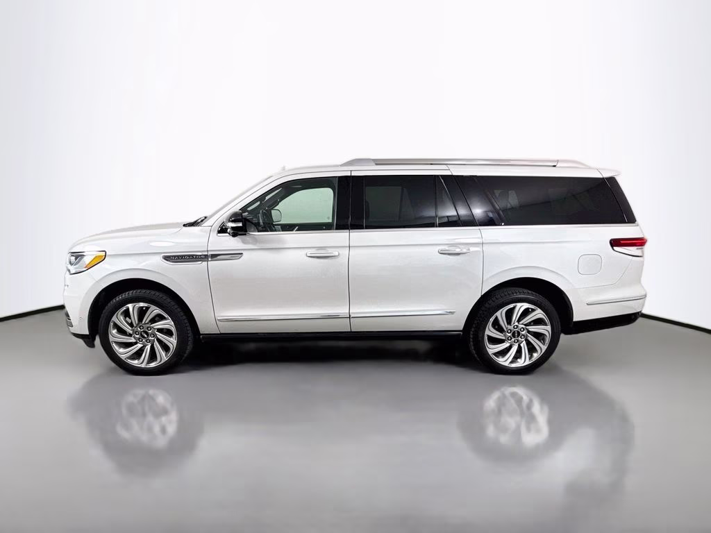 2022 Pearl Metallic Lincoln Navigator L Reserve 4X4 SUV