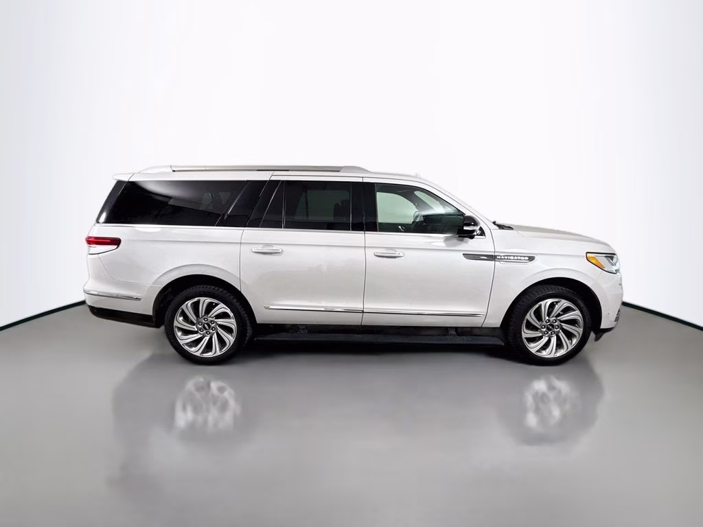 2022 Pearl Metallic Lincoln Navigator L Reserve 4X4 SUV