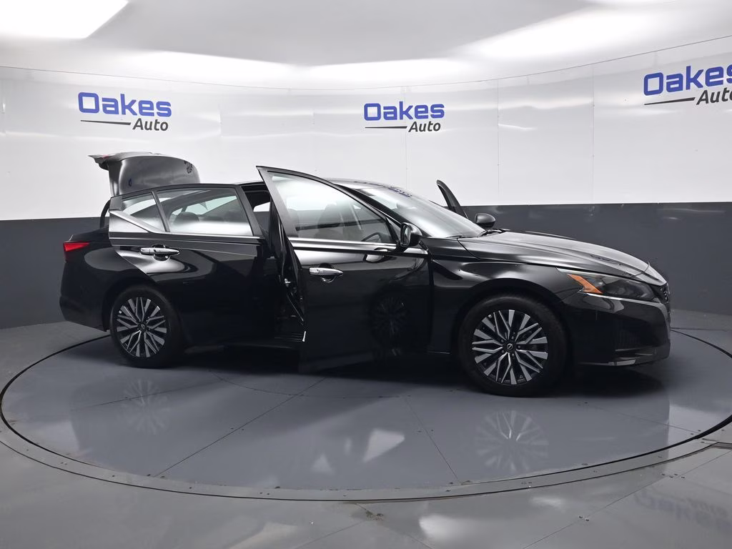 2025 Super Black Clearcoat Nissan Altima 2.5 SV FWD Sedan