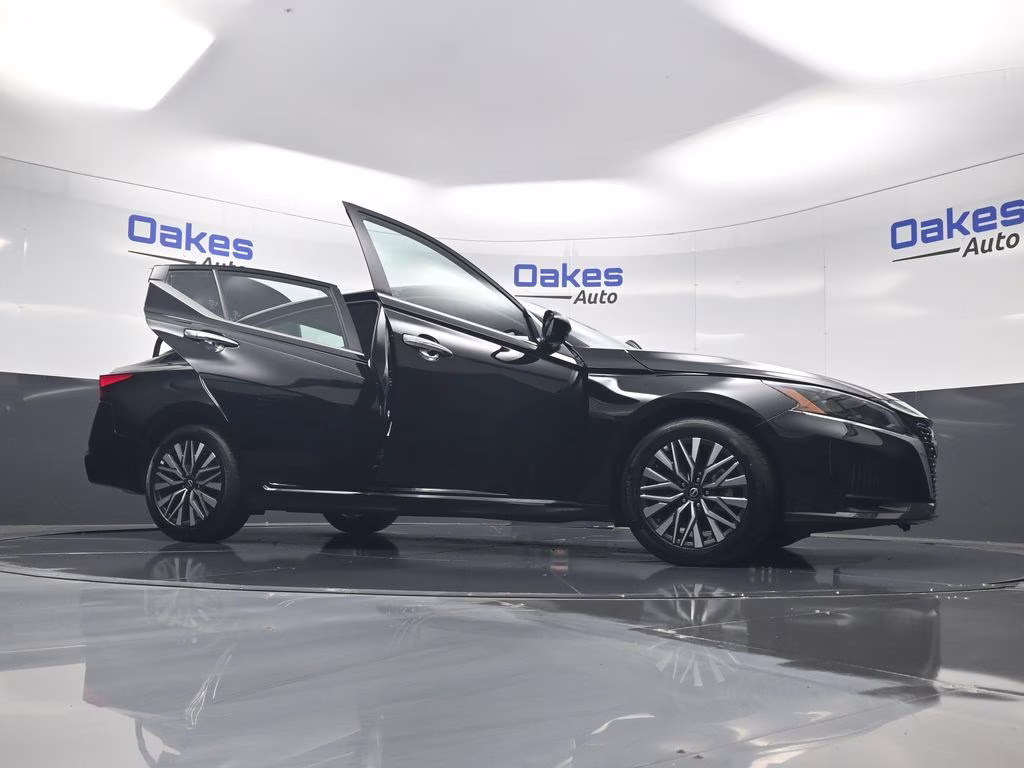 2025 Super Black Clearcoat Nissan Altima 2.5 SV FWD Sedan