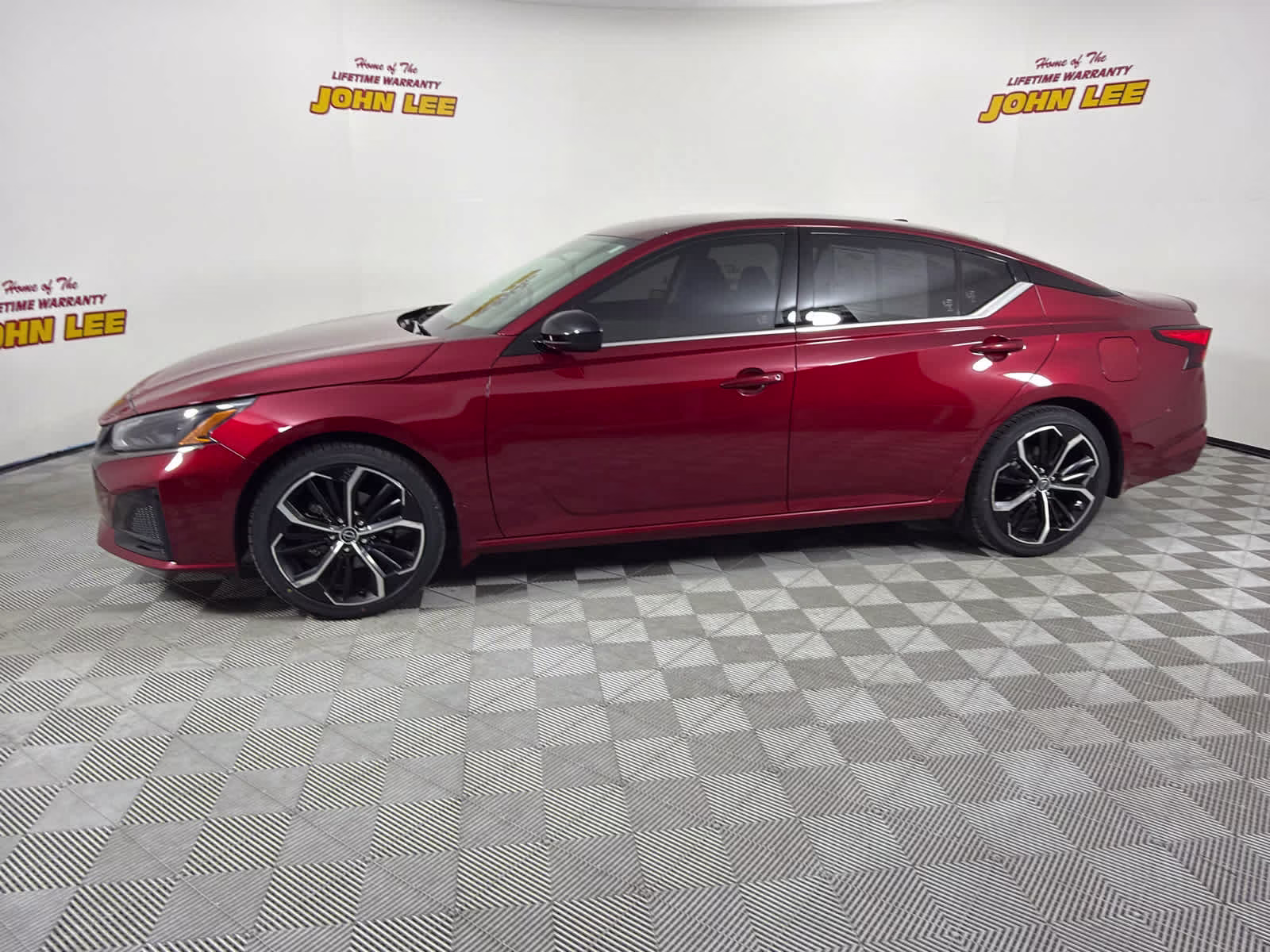2023 Scarlet Ember Tintcoat Nissan Altima 2.5 SR FWD Sedan