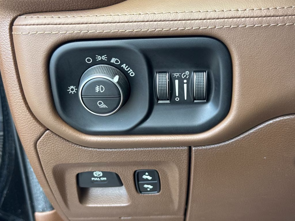 2019 Diamond Black Crystal Pearlcoat Ram 1500 Limited 4X4 Truck