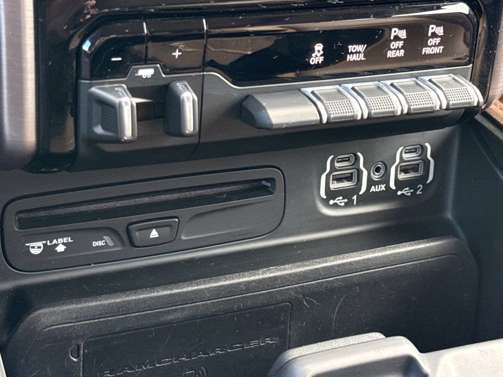 2019 Diamond Black Crystal Pearlcoat Ram 1500 Limited 4X4 Truck