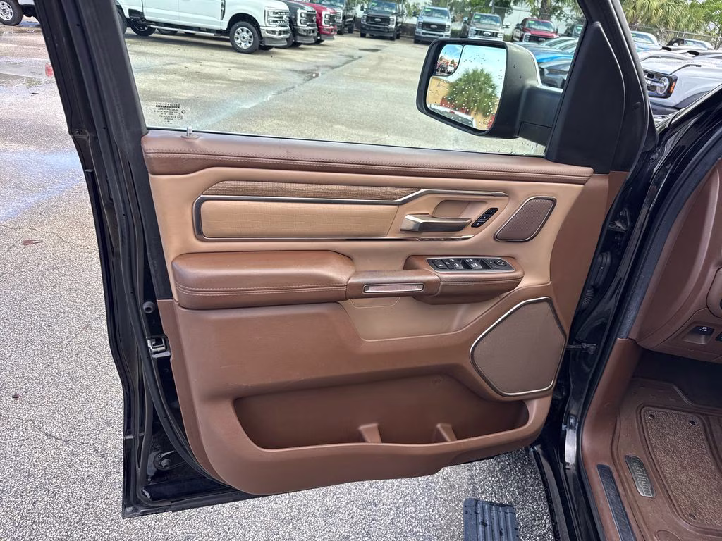 2019 Diamond Black Crystal Pearlcoat Ram 1500 Limited 4X4 Truck