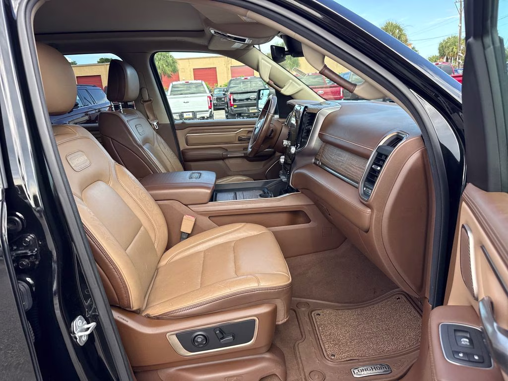 2019 Diamond Black Crystal Pearlcoat Ram 1500 Limited 4X4 Truck