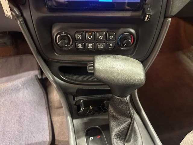 2004 Liquid Silver Metallic Pontiac Bonneville SE FWD Sedan