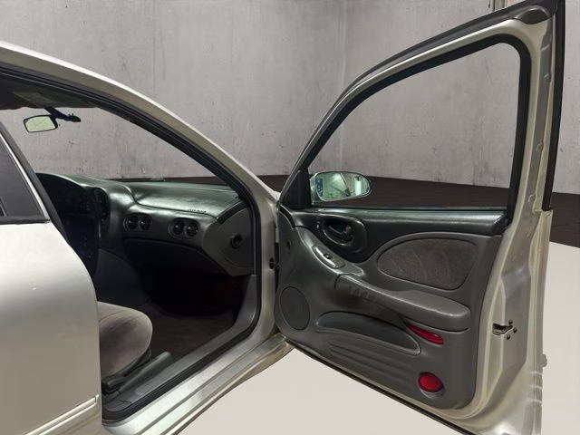 2004 Liquid Silver Metallic Pontiac Bonneville SE FWD Sedan
