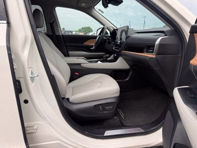 2024 Coastal Cream Toyota Grand Highlander Platinum AWD SUV