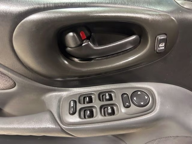 2004 Liquid Silver Metallic Pontiac Bonneville SE FWD Sedan
