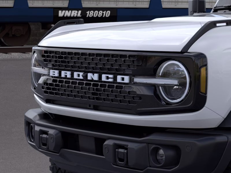 2026 Oxford White Ford Bronco Badlands 4X4 SUV