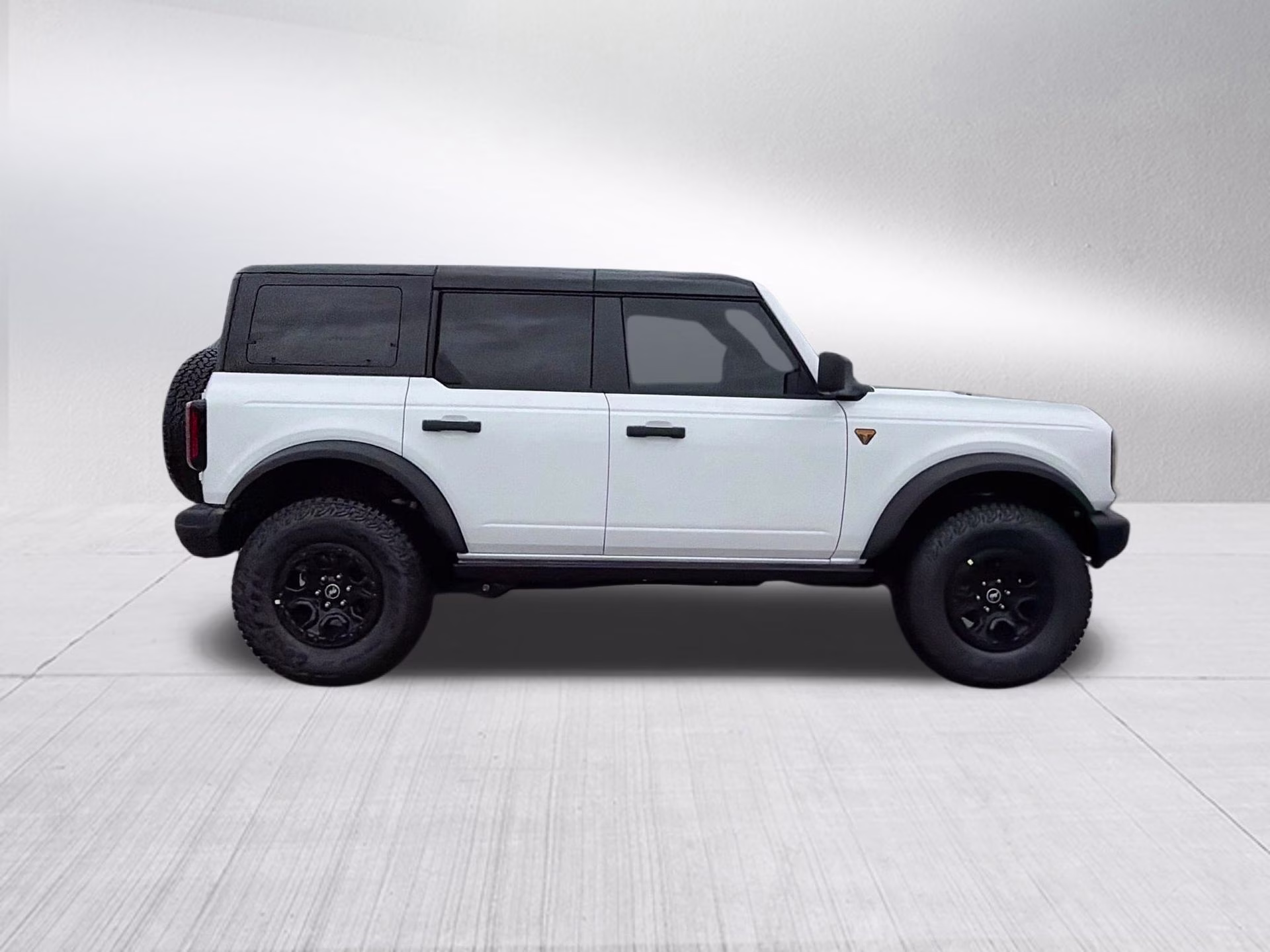 2026 Oxford White Ford Bronco Badlands 4X4 SUV
