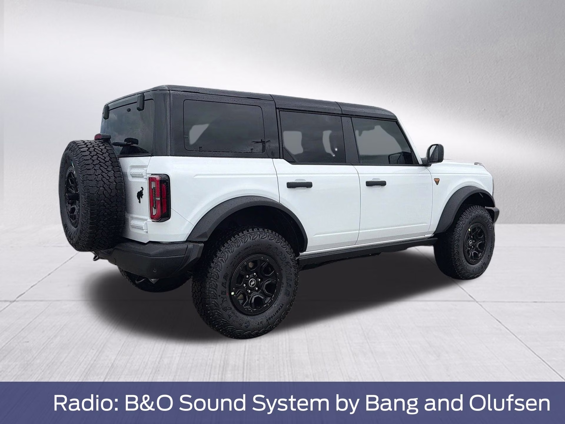 2026 Oxford White Ford Bronco Badlands 4X4 SUV