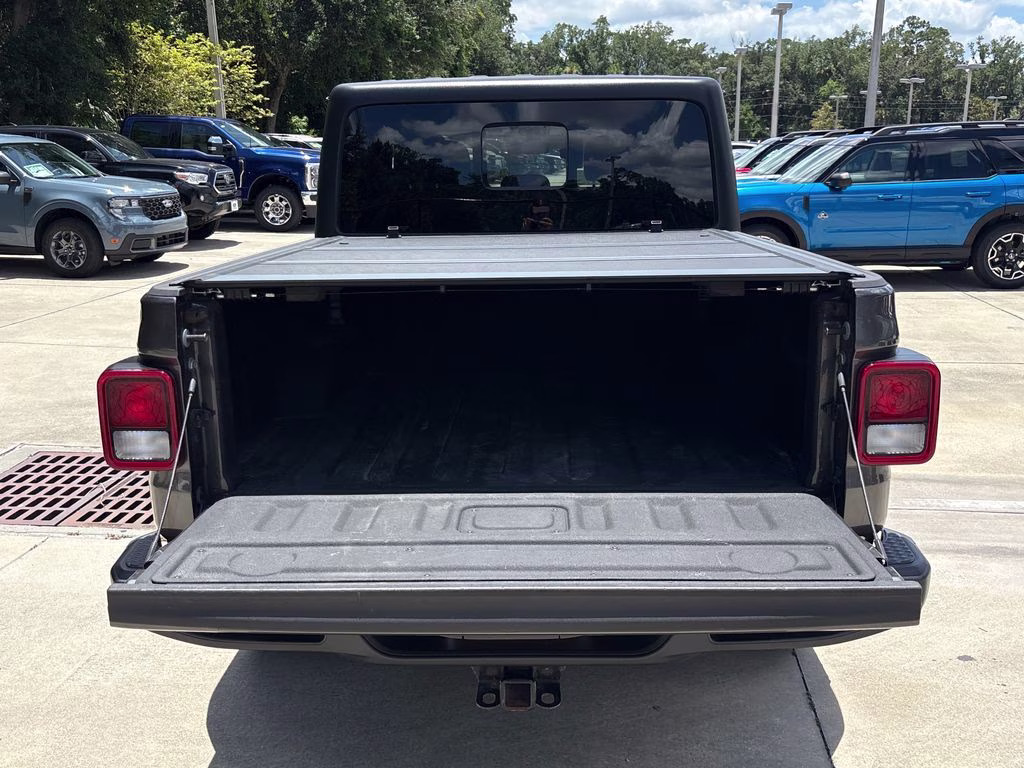 2022 Granite Crystal Metallic Clearcoat Jeep Gladiator Willys 4X4 Truck