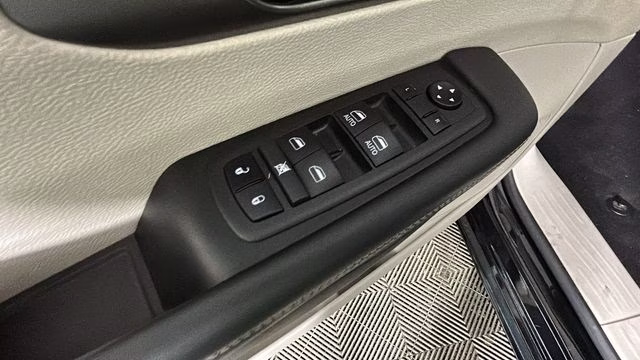 2024 Diamond Black Crystal Pearlcoat Chrysler Pacifica Touring L FWD Van
