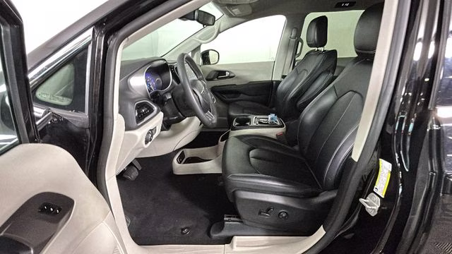 2024 Diamond Black Crystal Pearlcoat Chrysler Pacifica Touring L FWD Van