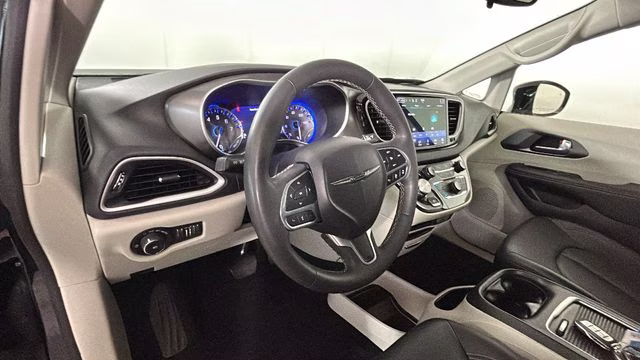 2024 Diamond Black Crystal Pearlcoat Chrysler Pacifica Touring L FWD Van