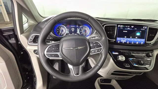 2024 Diamond Black Crystal Pearlcoat Chrysler Pacifica Touring L FWD Van