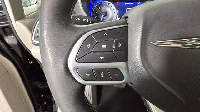 2024 Diamond Black Crystal Pearlcoat Chrysler Pacifica Touring L FWD Van