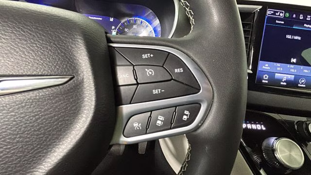 2024 Diamond Black Crystal Pearlcoat Chrysler Pacifica Touring L FWD Van