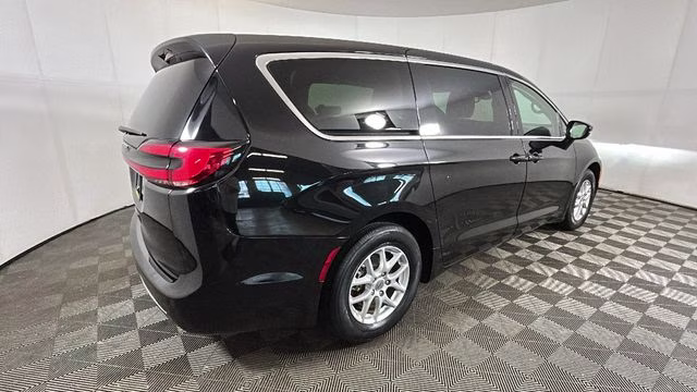 2024 Diamond Black Crystal Pearlcoat Chrysler Pacifica Touring L FWD Van
