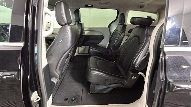2024 Diamond Black Crystal Pearlcoat Chrysler Pacifica Touring L FWD Van