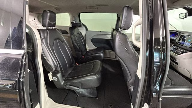 2024 Diamond Black Crystal Pearlcoat Chrysler Pacifica Touring L FWD Van