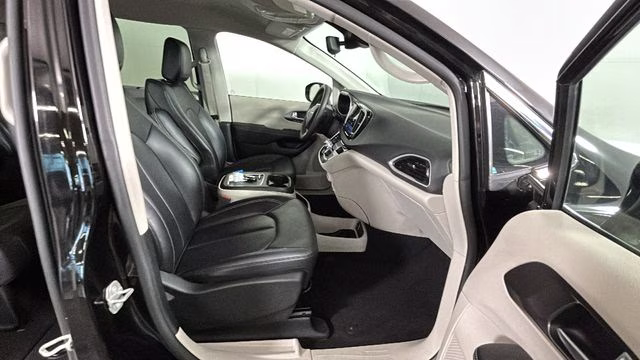 2024 Diamond Black Crystal Pearlcoat Chrysler Pacifica Touring L FWD Van