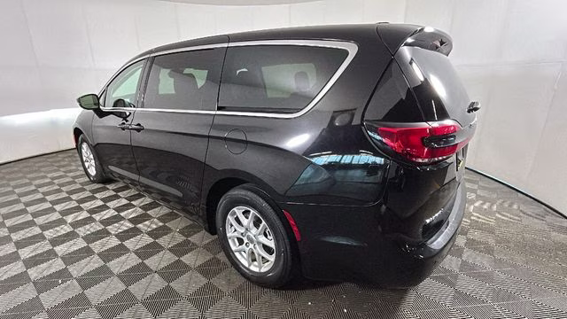 2024 Diamond Black Crystal Pearlcoat Chrysler Pacifica Touring L FWD Van