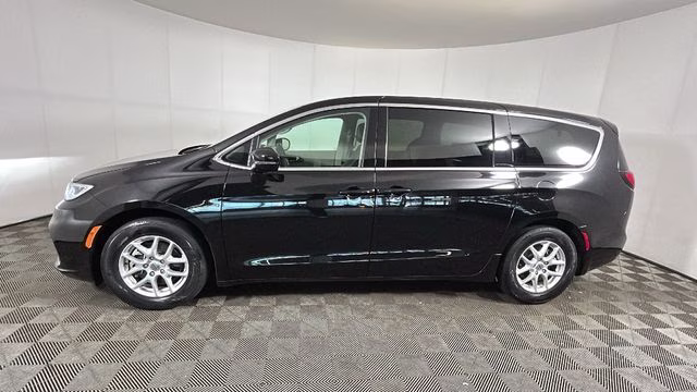 2024 Diamond Black Crystal Pearlcoat Chrysler Pacifica Touring L FWD Van