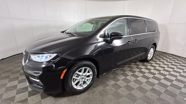 2024 Diamond Black Crystal Pearlcoat Chrysler Pacifica Touring L FWD Van