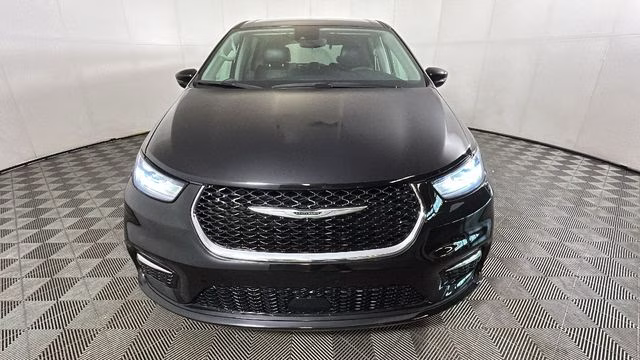 2024 Diamond Black Crystal Pearlcoat Chrysler Pacifica Touring L FWD Van