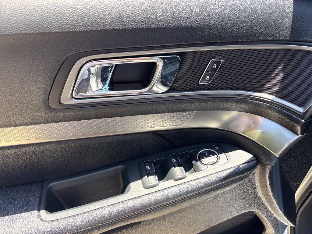 2018 Ingot Silver Ford Explorer XLT FWD SUV