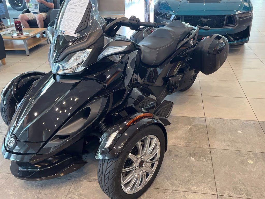 2013 Black Can-Am Spyder ST