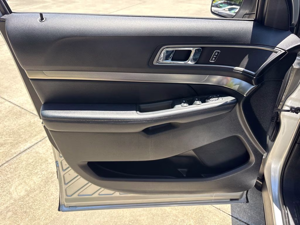 2018 Ingot Silver Ford Explorer XLT FWD SUV