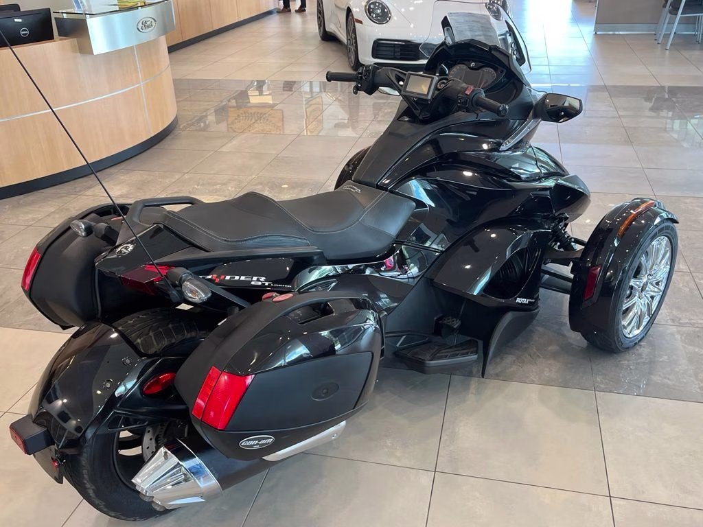 2013 Black Can-Am Spyder ST