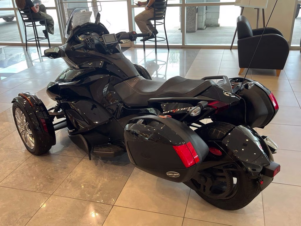 2013 Black Can-Am Spyder ST