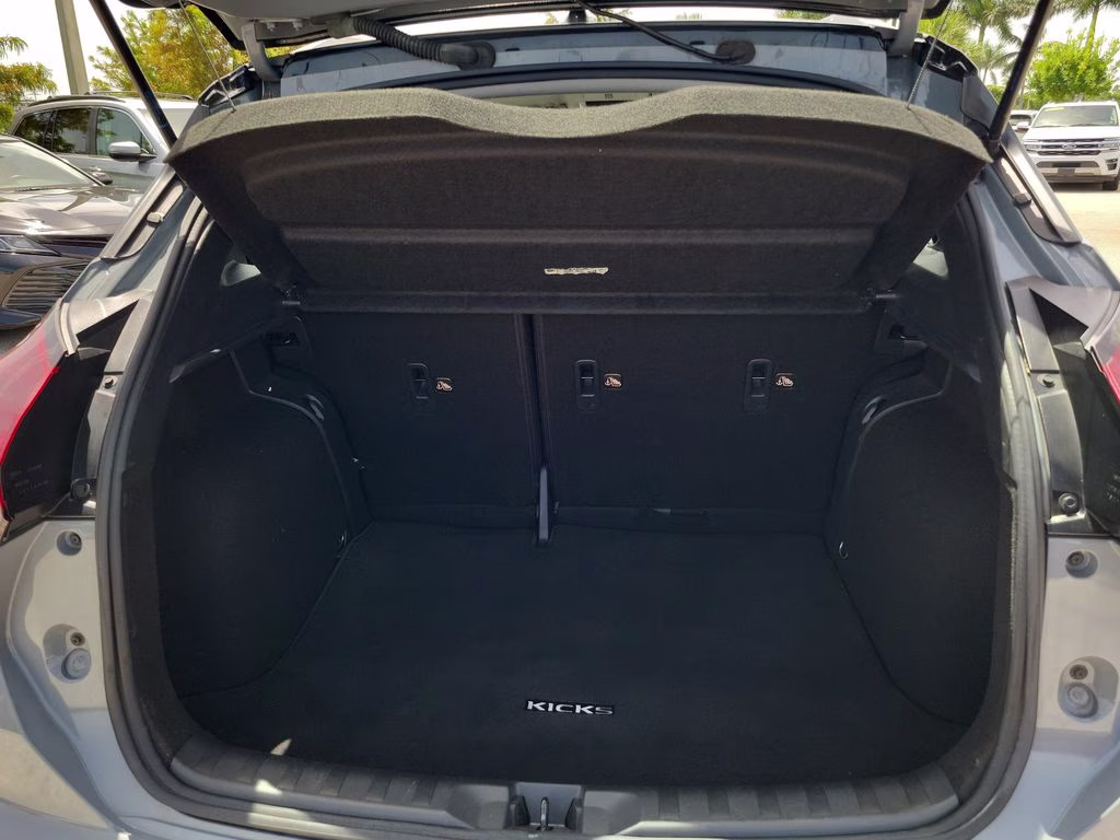 2022 Gray/Super Black Nissan Kicks SR FWD SUV