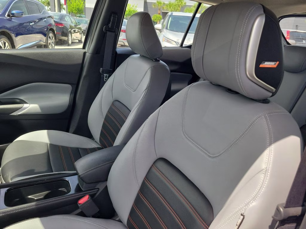 2022 Gray/Super Black Nissan Kicks SR FWD SUV