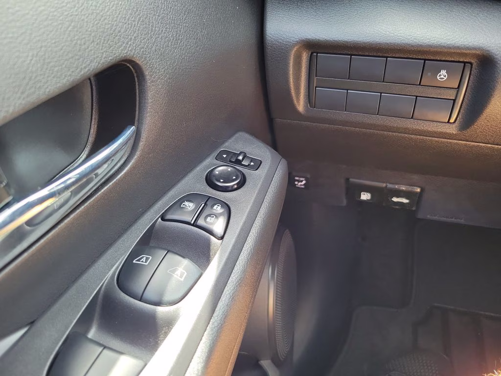 2022 Gray/Super Black Nissan Kicks SR FWD SUV