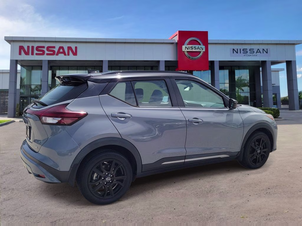 2022 Gray/Super Black Nissan Kicks SR FWD SUV