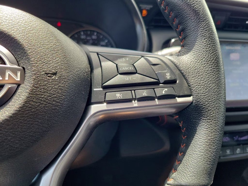 2022 Gray/Super Black Nissan Kicks SR FWD SUV