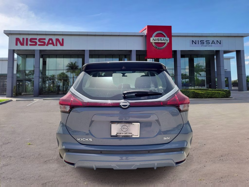 2022 Gray/Super Black Nissan Kicks SR FWD SUV